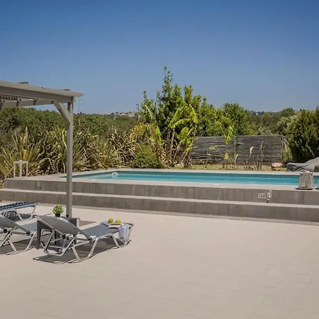 빌라 Ai Helis Beach House By Vintage Travel 스보로나타
